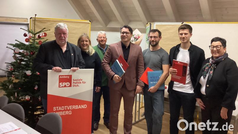 Die Amberger SPD präsentierte ihr Wahlprogramm. Von links: die Vorsitzenden Dieter Weiß und Simone Böhm-Donhauser, Ambergs ehemaliger Landrat Armin Nentwig, Uli Hübner, Simon Seibert, Samuel Heine und OB-Kandidatin Birgit Fruth. Bild: mzi