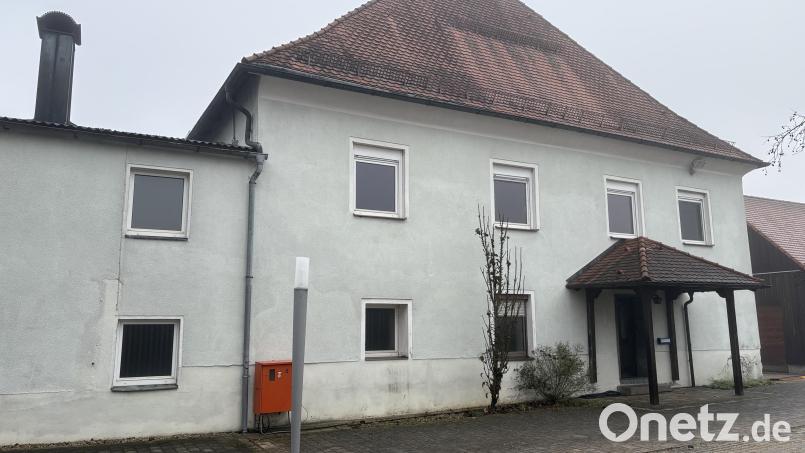 Anfang nächsten Jahres kann es losgehen mit der Sanierung des alten Hofmarkschlosses und dem Neubau in Ursensollen. Bild: ge