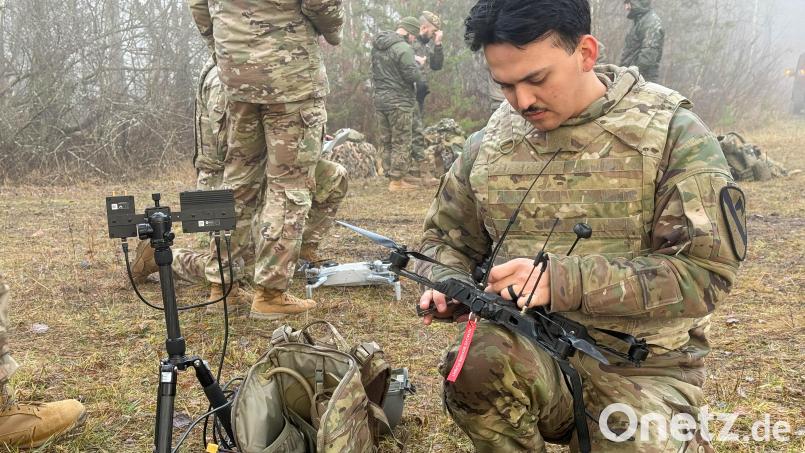 Vor dem Start des Wettbewerbs überprüfen die Soldaten, ob ihre Drohnen auch einwandfrei funktionieren. Bild: Gabi Schönberger