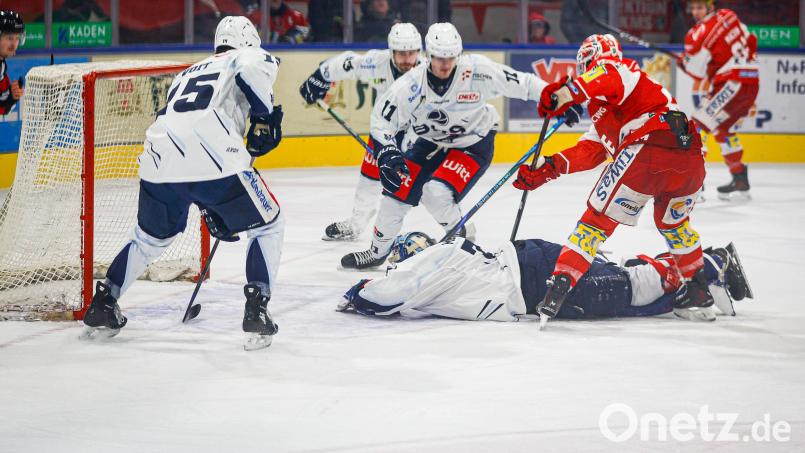 Mit allem was er hat: Michael McNiven (liegend) begräbt den Puck in dieser Szene gegen die Eispiraten Crimmitschau spektakulär unter sich. Bei seiner Rückkehr aufs Eis reichte es trotz sehr guter Leistung der gesamten Mannschaft nicht für etwas Zählbares. Bild: Tommy Valdivia Castro