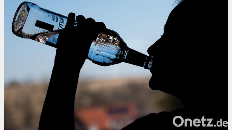 Extremes Rauschtrinken mit anschließendem Krankenhausaufenthalt bei Kindern und Jugendlichen geht zurück. (Symbolbild) Bild: Silas Stein/dpa