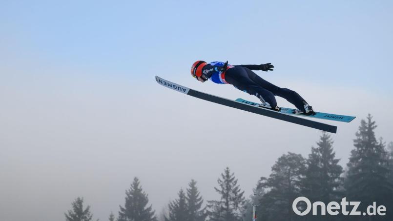 Selina Freitag zeigt in Klingenthal ordentliche Sprünge. Bild: Hendrik Schmidt/dpa
