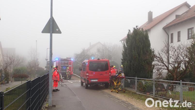 Bei einem Kleinbrand befindet sich eine Frau hilflos in ihrer Wohnung in Regensburg: Die Feuerwehr wird durch eine aufmerksame Anwohnerin verständigt und rettet sie. Bild: Berufsfeuerwehr Regensburg