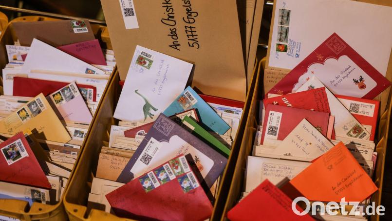 Die Briefe kommen aus aller Welt. Bild: Oliver Berg/dpa