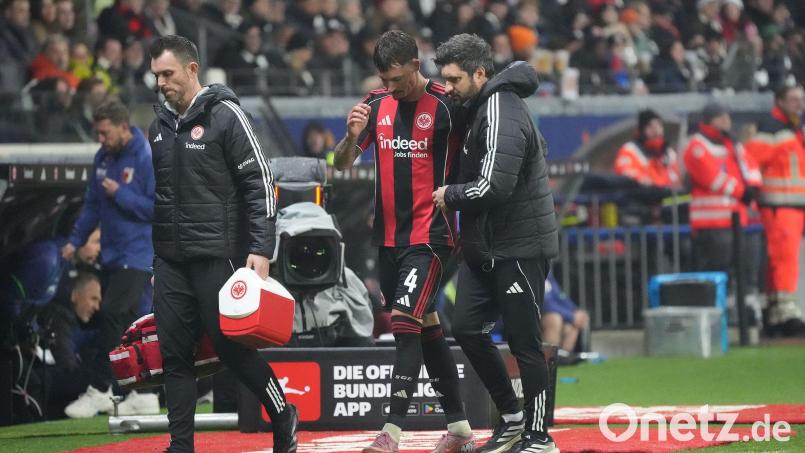 Robin Koch musste verletzt vom Feld. Bild: Marc Schüler/dpa