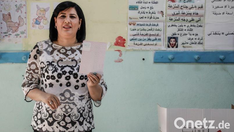 Ein tunesisches Gericht hat die prominente Oppositionspolitikerin Abir Moussi zu einer Gefängnisstrafe von zwölf Jahren verurteilt. (Archiv) Bild: Khaled Nasraoui/dpa