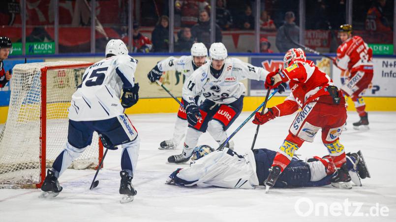 Mit allem was er hat: Michael McNiven (liegend) begräbt den Puck in dieser Szene gegen die Eispiraten Crimmitschau spektakulär unter sich. Bei seiner Rückkehr aufs Eis reichte es trotz sehr guter Leistung der gesamten Mannschaft nicht für etwas Zählbares. Bild: Tommy Valdivia Castro