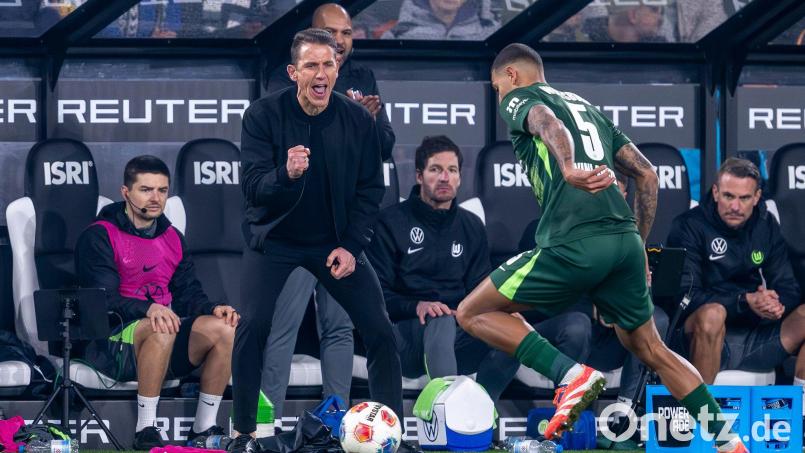Wolfsburgs Trainer Daniel Bauer beim Spiel in Mönchengladbach. Bild: David Inderlied/dpa