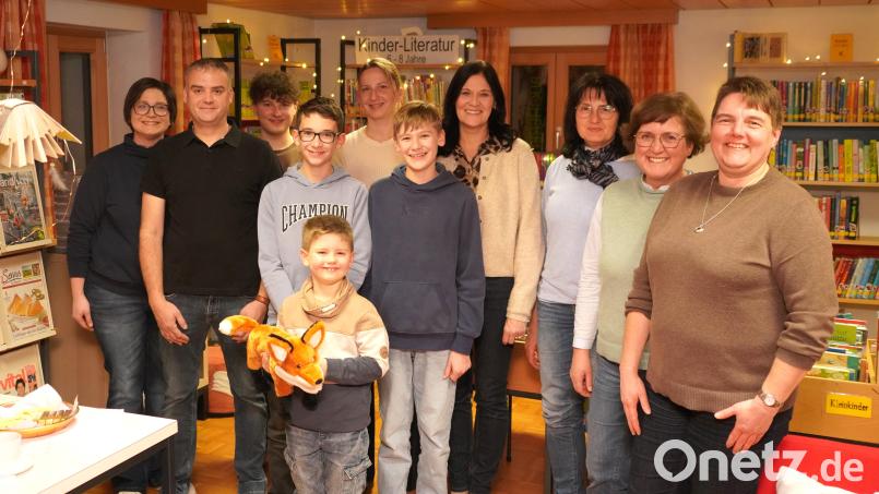 Sabrina und Christian Kleber (von links) spenden zusammen mit Sohn Florian (vorne mit Büchereifuchs) 500 Euro an die Waldthurner Bücherei. Bild: Franz Völkl