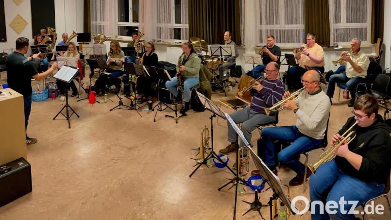 Die Kemnather Stadtkapelle (im Bild) und die Jugendblaskapelle laden am 20. Dezember ein zum Jahresabschlusskonzert in der Mehrzweckhalle. Bild: Elena Rodler