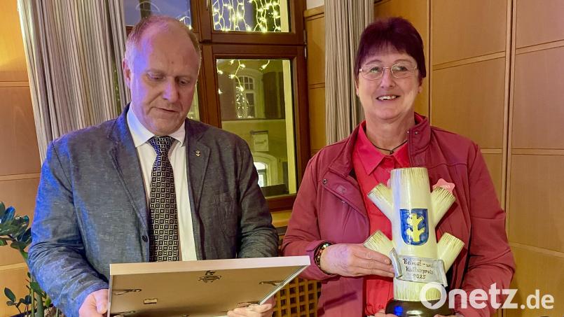 Martina Schübel, die "Rangerin vom ,Hunde Highway', freute sich sichtlich über die Verleihung des "Kulturschnoittlings" durch Bürgermeister Marcus Eichenmüller, der auch die Urkunde und einen Geldpreis dazu überreichte. Bild: Krones