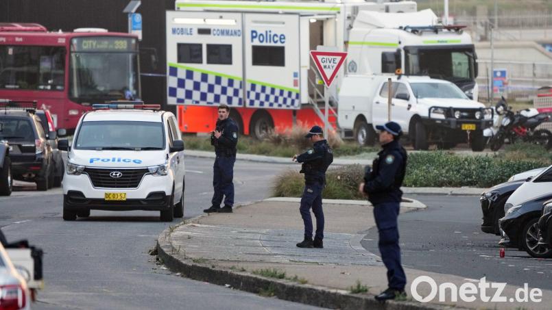 Polizeipatrouille am Bondi Beach bei Tagesanbruch. Nach dem Terroranschlag auf ein jüdisches Fest in der australischen Metropole Sydney gibt die Polizei die Zahl der Toten nun mit 16 an. Bild: Mark Baker/AP/dpa
