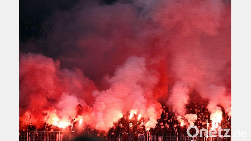 Auch die Ultras von Bayer Leverkusen haben das Rhein-Derby gegen den 1. FC Köln boykottiert. Bild: Federico Gambarini/dpa