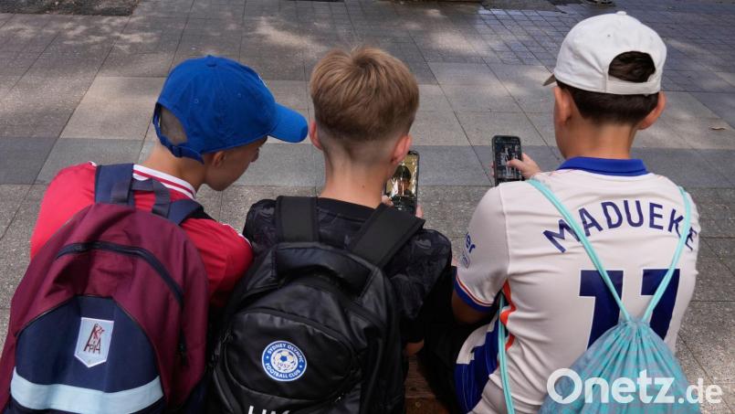 In Australien dürfen Kinder und Jugendliche unter 16 Jahren keine eigenen Konten mehr auf vielen großen Social-Media-Plattformen besitzen. (Archivbild) Bild: Rick Rycroft/AP/dpa