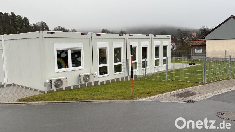 Die Kinderkrippe in Schwend ist bereits in Betrieb, die acht Container stehen im Neubaugebiet "Hinter der Schmiede". Bei der Bürgerversammlung gab die Bürgermeisterin Einblick in den aktuellen Stand. Bild: ge