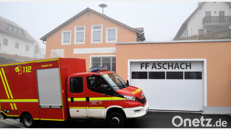 Das TSF-L für die Feuerwehr Aschach stellt eine wertvolle Ergänzung dar, da es sowohl bei der Brandbekämpfung als auch bei technischen Hilfeleistungen flexibler eingesetzt werden kann. Rechts im Bild das mit viel Eigenleistung errichtete Nebengebäude. Bild: sche