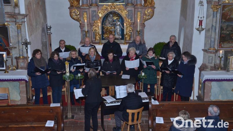 Der Kirchenchor unter Leitung von Claudia Gruber verlieh dem Abend in der Altenstädter Simultankirche einen ganz besonderen Zauber. Bild: dob