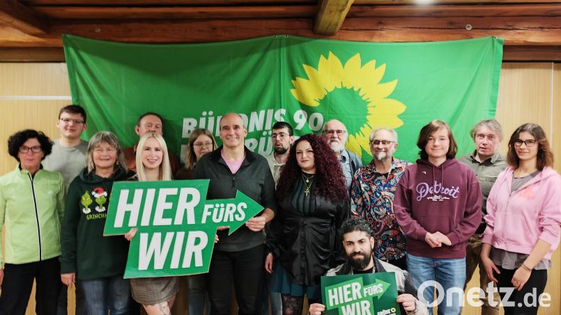 Verbandssprecherin Angelika Masi-Geißner (von links) mit den Kandidaten Quirin Weidinger, Ulrike Scheller, Peter Eckert, Antonia Lauß, Nicole Negi, Bernd Scheller, Marc Bauernschmitt, Jenny Wölfel, Bernhard Krieger, Amin Gharbi, Stefan Lindenberger, Schatzmeister der Grünen Jugend Amberg-Schwandorf Felix Stadlbauer-Valentin, Reinhard Stauber, Felicitas Böhmer. Bild: mzi