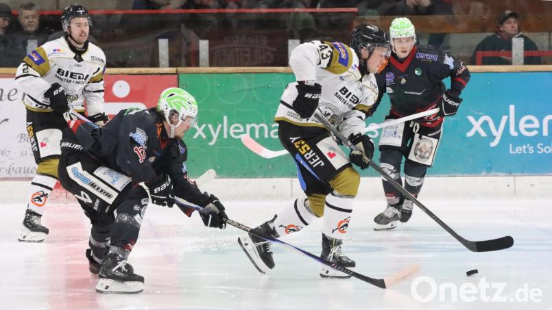 Der ERSC Amberg (weiße Trikots) kassierte gegen die Peißenberg Miners eine herbe 2:15 Niederlage. Bild: Roland Halmel