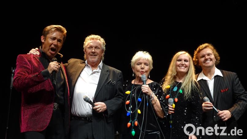 Finale eines noch lange im Gedächtnis bleibenden Abends: Dennis Jale, Craig Morris, Donna Rhodes sowie Savannah und Sam Morris (von links) sorgten im Musikomm für zweieinhalb Stunden "Rockin` Christmas". Bild: Houschka