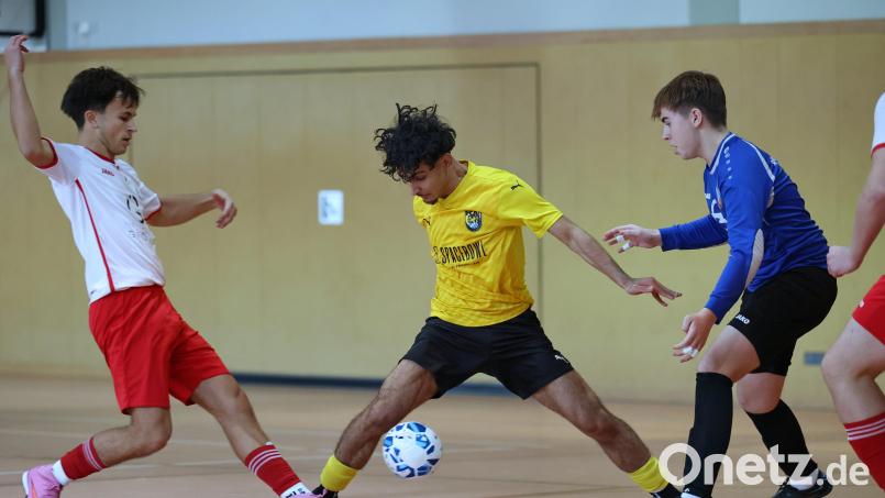Szenen von der Futsal-Endrunde im Fußballkreis Amberg Weiden. In Erbendorf triumphierte die U19 der SpVgg Vohenstrauß. Bild: Dieter Jäschke