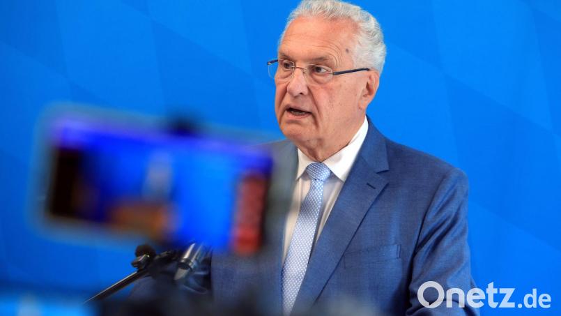 Der bayerische Innenminister, Joachim Herrmann (CSU), sieht keinen Anlass auf den Besuch von Weihnachtsmärkten zu verzichten. (Archivbild) Bild: Karl-Josef Hildenbrand/dpa