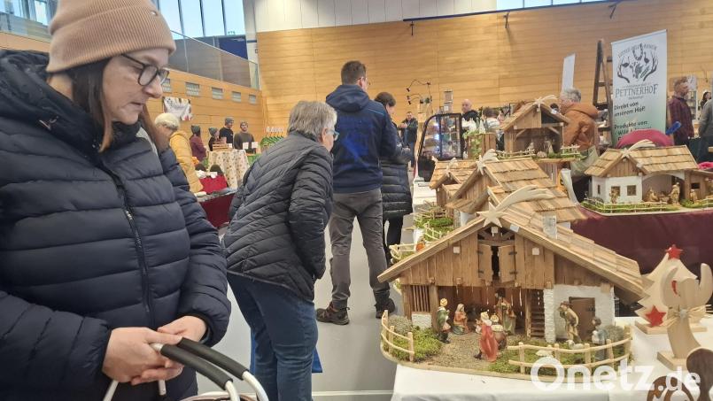 Die Schwarzenfelder Bastelgruppe hat Krippen zum Weihnachtsbauernmarkt mitgebracht und dort für einen guten Zweck verkauft. Bild: jua