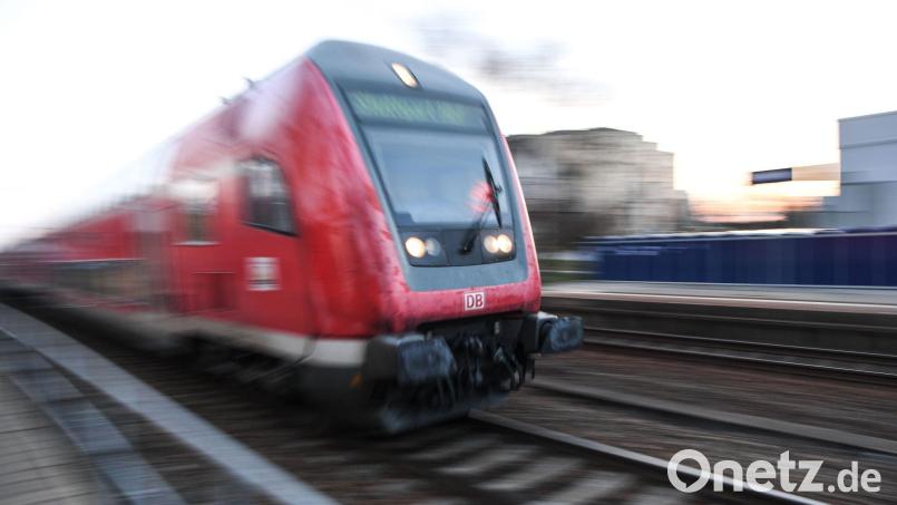 Bei den Auswertungen der Handys fand die Bundespolizei Aufnahmen weiterer gefährlicher Aktionen. (Symbolbild) Bild: Felix Kästle/dpa