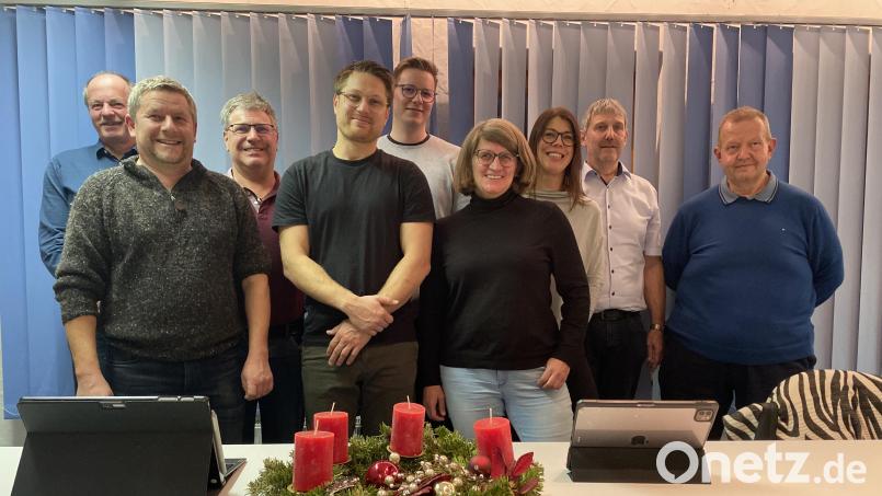 Der Gemeinderat von Weigendorf und Bürgermeister Reiner Pickel (2. von rechts) wünschen allen Bürgern Frohe Weihnachten und ein gesundes Neues Jahr 2026! Bild: glb