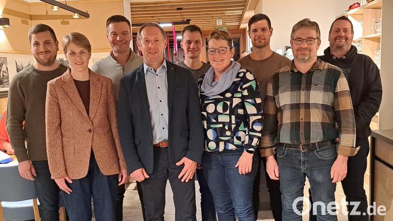 Josef Pretzl (vierter von links) wurde wieder als Bürgermeisterkandidat gewählt. Ein junges Team an Gemeinderäten wird ihm nach der erfolgreichen Kommunalwahl zur Seite stehen. Bild: wel
