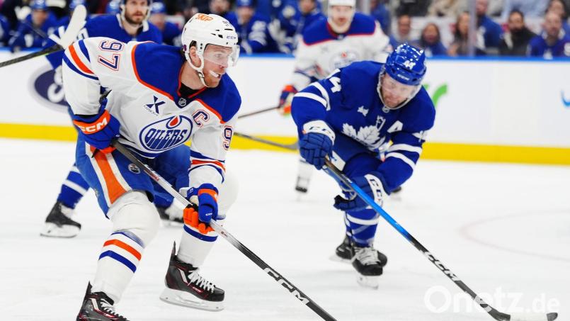 Connor McDavid (l) erzielte zwei Tore bei Edmontons Sieg in Toronto. Bild: Frank Gunn/The Canadian Press/AP/dpa