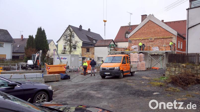 An der Giebelwand zu dem abgebrochenen Wohnhaus werden zwei Quartiersgaragen und ein Carport errichtet. An der Verkleidung der Giebelwand wird kräftig gearbeitet. Bild: bkr