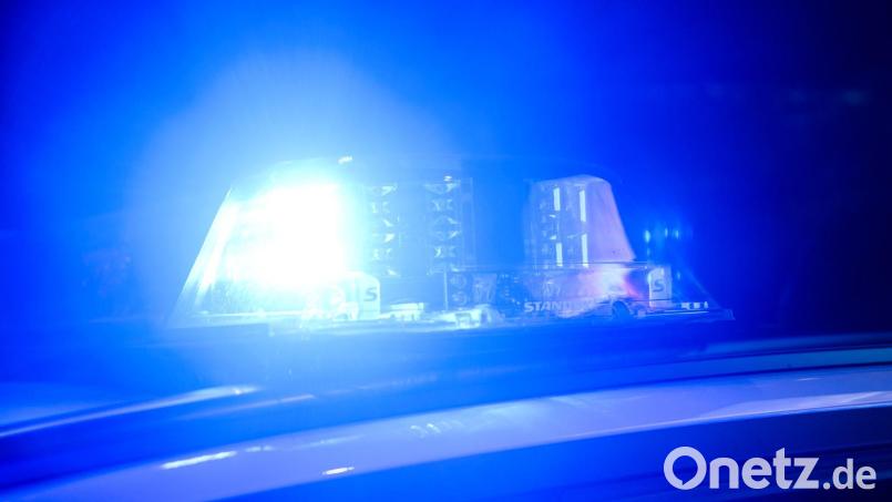 Die Polizei nahm den mutmaßlichen Täter noch vor der Bar fest. (Symbolbild) Bild: Julian Stratenschulte/dpa