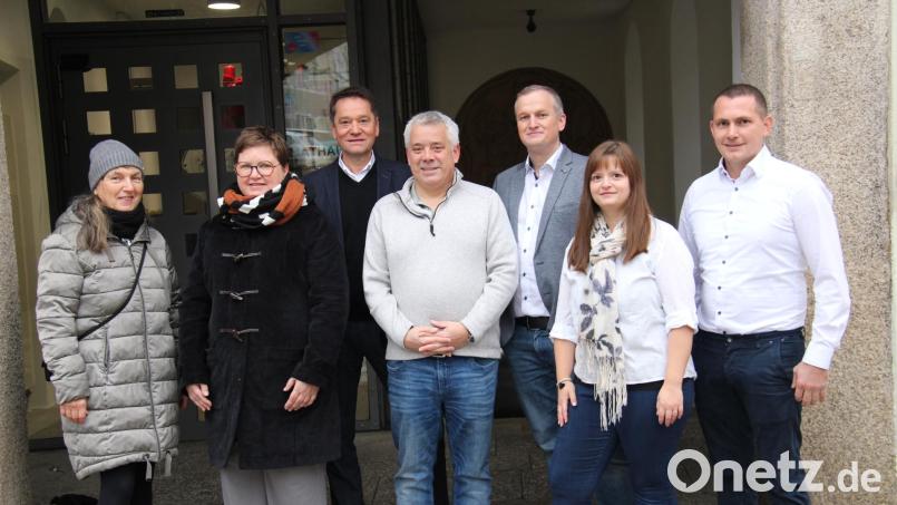 Roswitha Jobst, Susanne Hausdorf, Prof. Michael Hauer, Stefan Hausdorf, Michael Bayer-Schmidt sowie Anna und Johann Hermann (von links) kandidieren für die neue Wählergruppe "Bürgerdialog in Neustadt an der Waldnaab" bei der Kommunalwahl im März für den Neustädter Stadtrat. Bild: Hans Prem