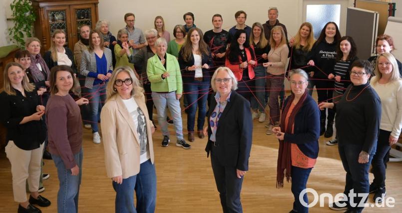 Mitglieder des Netzwerks Soziale Fachberatung im Landkreis Schwandorf mit den 
beiden Netzwerkkoordinatorinnen Helga Forster und Christina Süß (Mitte) beim Vernetzen Bild: Eva Plößner, Agentur für Arbeit Schwandorf