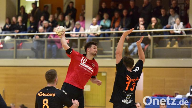 Szenen aus der Handball-Bezirksoberliga vom Duell zwischen dem HV Oberviechtach und der HG Amberg. Die Gäste setzten sich klar mit 35:29 durch. Bild: ham