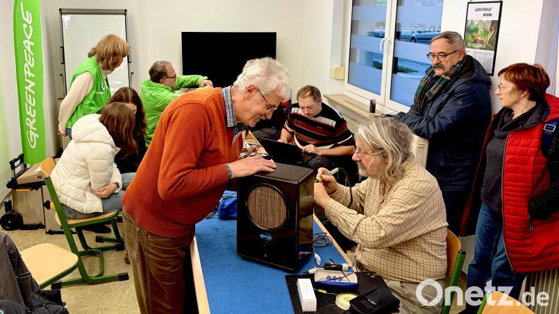 Gemeinsames reparieren im GREENPEACE «MindSpace» in Weiden Bild: Franz Zielinski