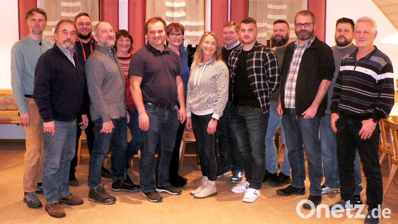 Sie treten für die Unabhängige Wählergemeinschaft Filchendorf bei der nächsten Kommunalwahl an: Manfred Rix (vorne, von links), Ulli Preissinger, Martin Dollhopf, Evi Sloot, Peter Dollhopf, Markus Ohla und Emil Bauer sowie Dominik Klüter (hinten, von links), Johannes Dörner, Christine Schmid, Wolfgang Plößner, Andreas Hirschke und Matthias Matthes. Bild: rky