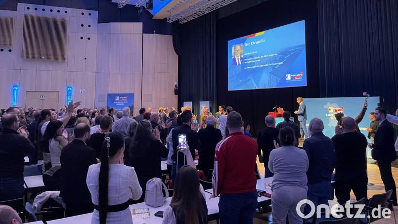 Für Tino Chrupalla gibt es Standing Ovations. Bild: Paulina Schmidt