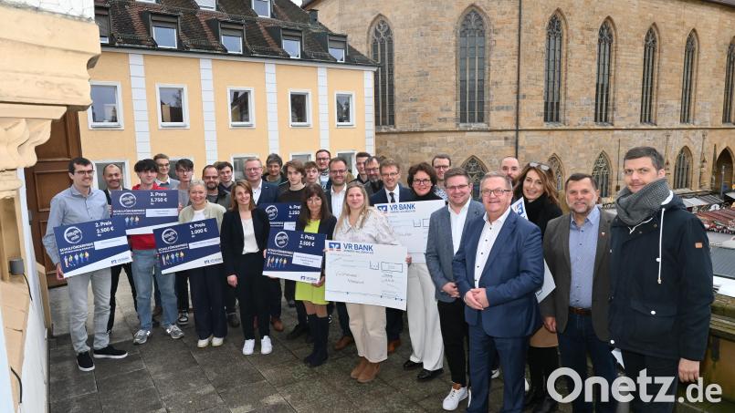Die teilnehmenden Schulen wurden bei der Preisverleihung des Schulförderpreises der VR Bank ausgezeichnet. Die Ehrung übernahmen die Vorstandsmitglieder der VR Bank und die Zweiten Bürgermeister der Städte Amberg und Sulzbach-Rosenberg, Martin Preuß und Günter Koller. Bild: Thomas Retzer/exb