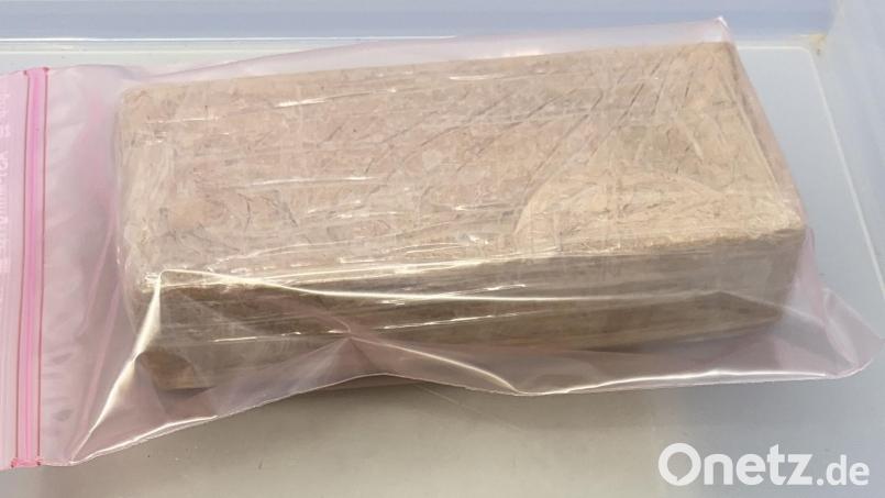 Die Kriminalpolizei Regensburg hat in Regensburg ein Drogenversteck ausgehoben und über 3 Kilogramm Heroin sichergestellt. Im Bild einer der sichergestellten Heroin-Blöcke. Bild: Polizeipräsidium Oberpfalz