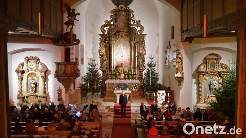 Die Pfarrkirche Patrona Bavariae in Neusorg ist voll besetzt. Bild: H. Greger