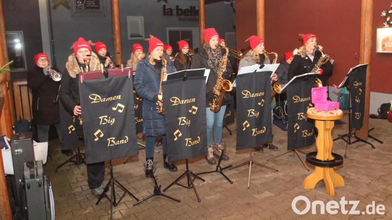 Die Damen-Big-Band des Musikvereins Waidhaus erhält bei der "Weihnachts-Swing-Serenade" viel Beifall. Bild: pi