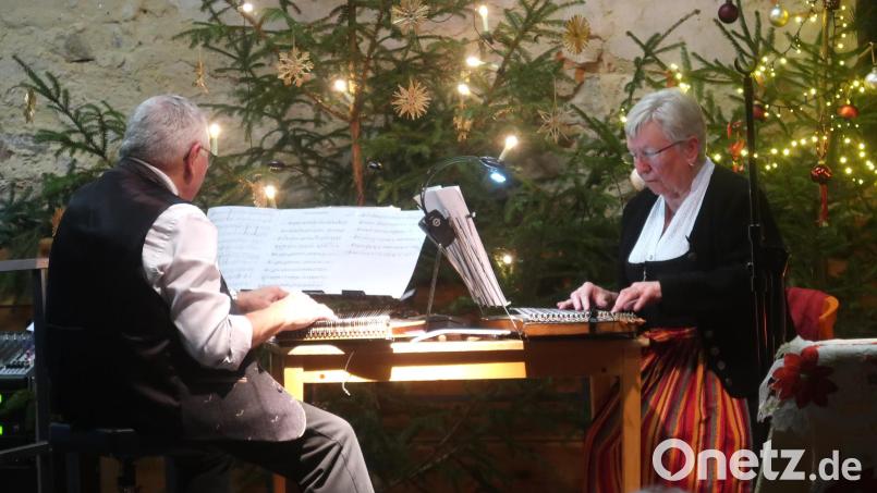 Das Riedener Zitherduo aus Altdorf, Bernhard und Edith Hilbich, begeisterte das Publikum mit einfühlsamen Weisen. Bild: rha