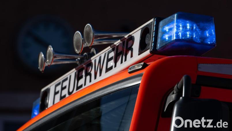 Feuerwehreinsatz in Regensburg: Eine 84-jährige Rentnerin stürzt beim Kochen, das Essen brennt an. Die Feuerwehr muss die Wohnung öffnen. Symbolbild: Marijan Murat/dpa