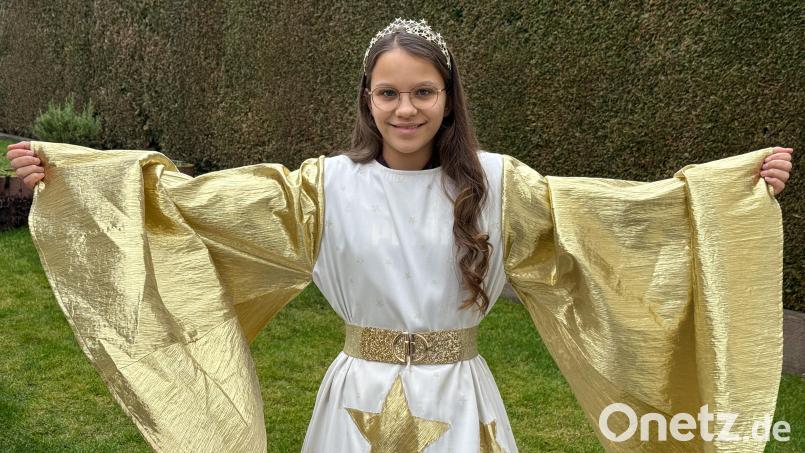 Das Christkind-Kleid passt Anna-Lena Uhl perfekt. Ihre Oma ist Schneiderin, sie hat es schon vergangenes Jahr etwas gekürzt, weil die Vorgängerin größer war. Bild: Petra Hartl