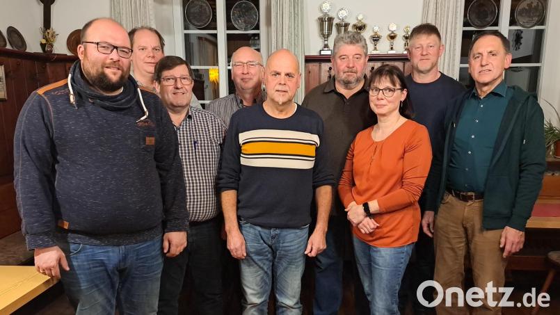 Die Freie Wählergemeinschaft Gaisthal-Rackenthal hat die Kandidaten für die Stadtratswahl 2026 aufgestellt und hofft wieder auf zwei Mandate, wie sie gegenwärtig von Michael Präßl (fünfter von links) und Johannes Gillitzer (links) wahrgenommen werden. Mit im Bild die weiteren Kandidaten. Bild: wel