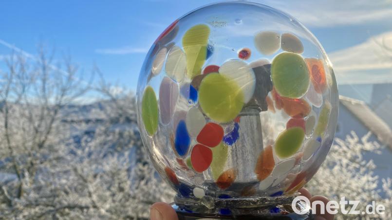 Das "Freudenberger Urgestein" - eine handgefertigte Glaskugel mit einem Gesteinsbrocken vom Johannisberg darin. Demnächst wird die Auszeichnung wieder vergeben. Bild: gri