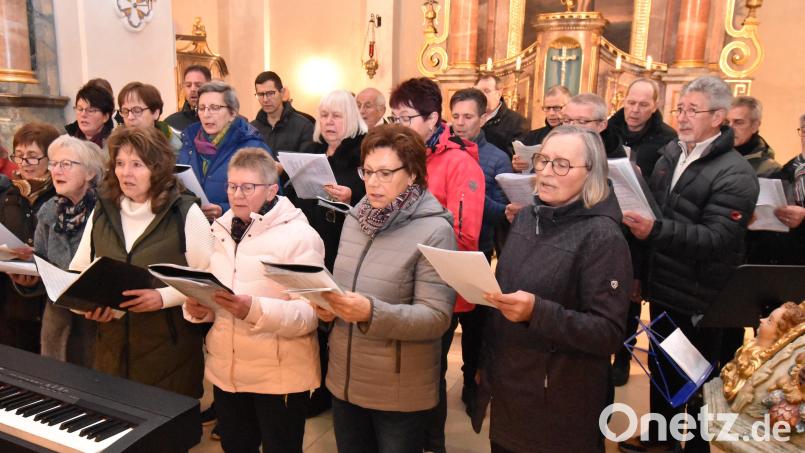 Höhepunkt des Illschwanger Adventssingens in der Pfarrkirche war das Lied "Heilige Nacht", gesungen von den vereinigten Kirchenchören und dem Männergesangverein Illschwang, dirgiert von Clemens Lindner. Bild: no