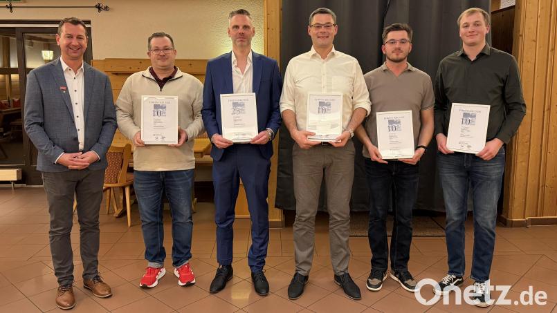 Elektro Lück-Geschäftsführer Markus Weiß (links) mit den geehrten Mitarbeitern. Sie können auf 10, 25 und 30 Jahre Betriebszugehörigkeit blicken. Bild: Martina Weiß